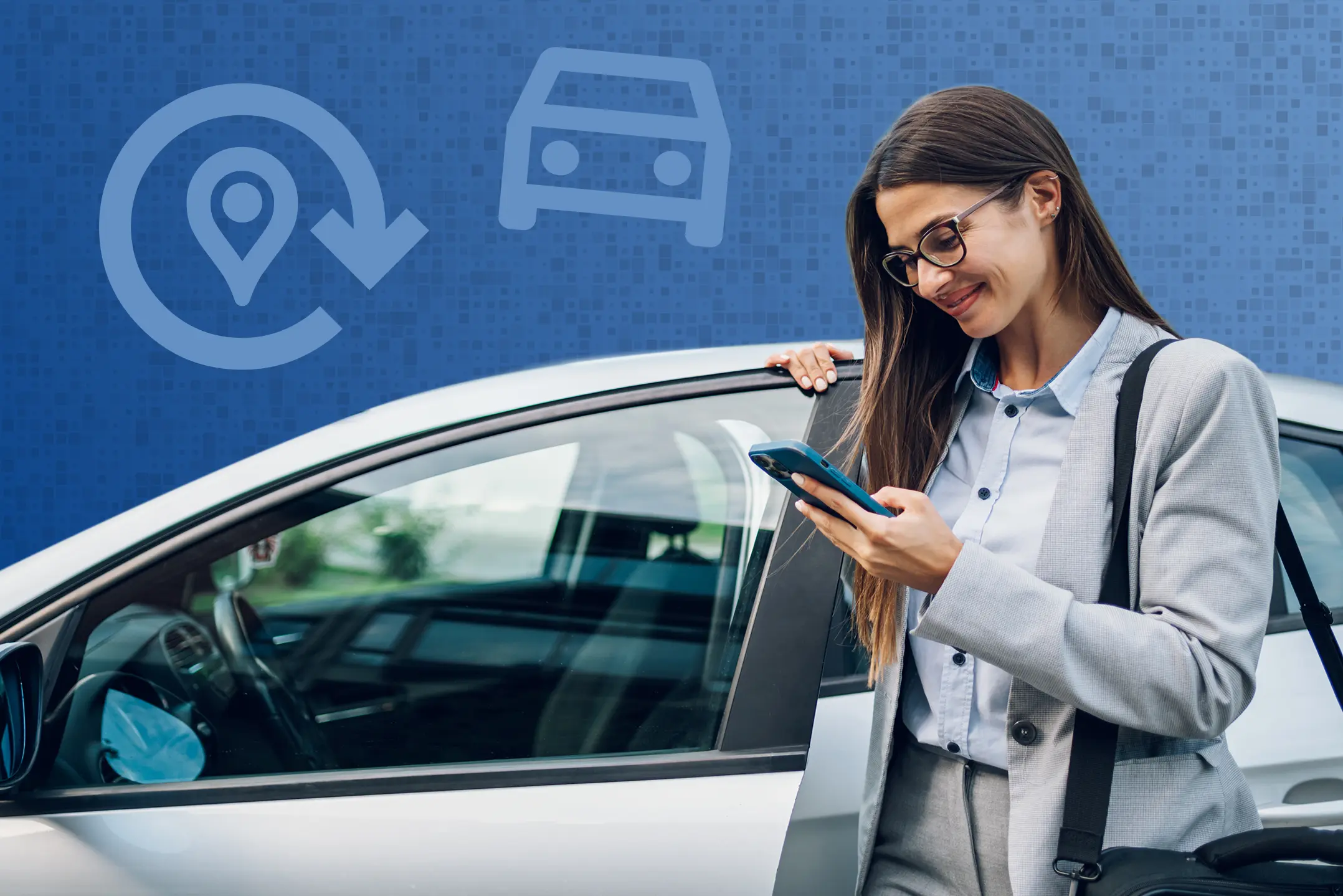 Frau im Business-Outfit steht am Auto und blickt lächelnd aufs Smartphone.