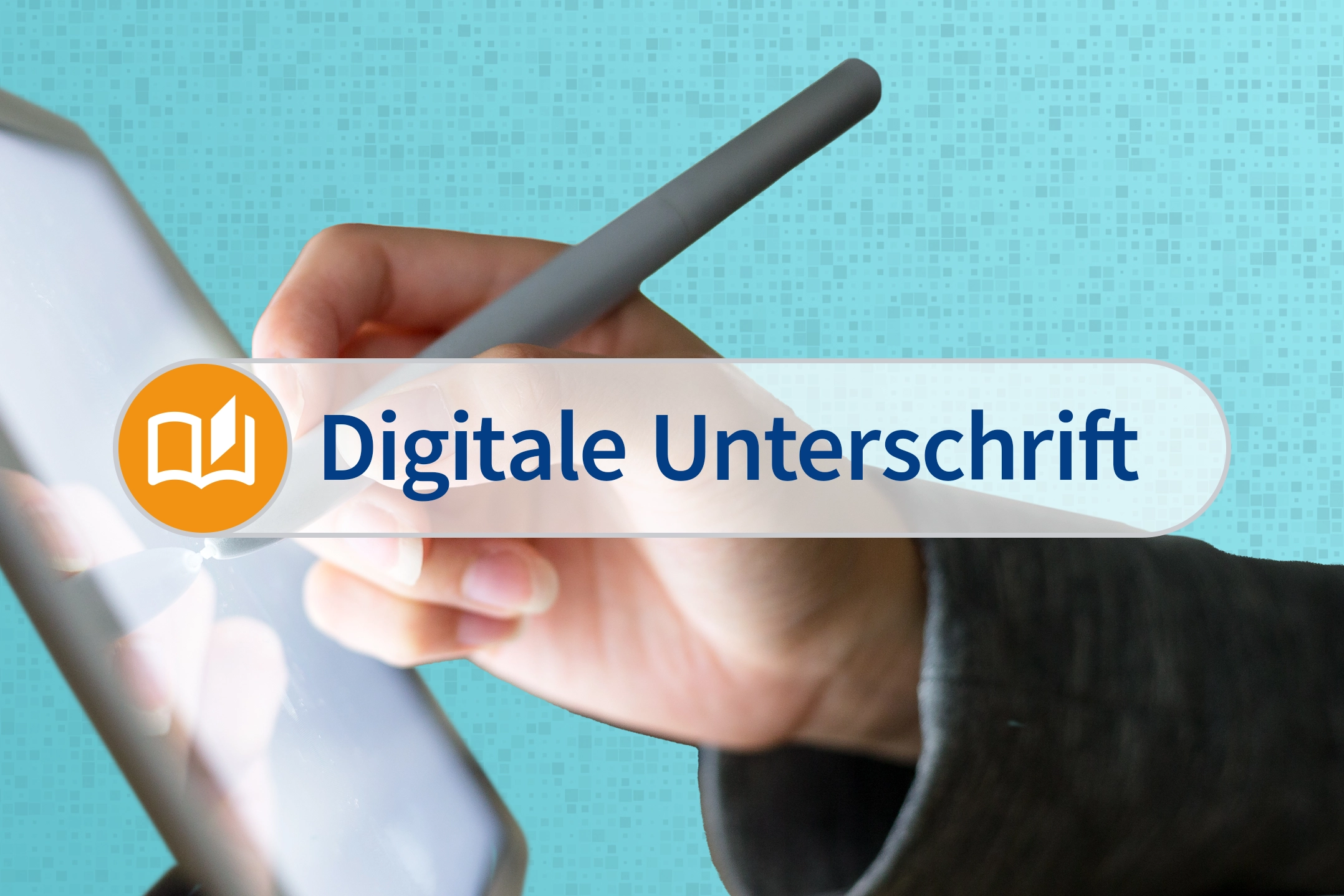 Hand unterschreibt mit einem digitalen Stift auf einem Tablet, darüber der Schriftzug ‚Digitale Unterschrift‘ mit Buch-Icon vor blauem Hintergrund.