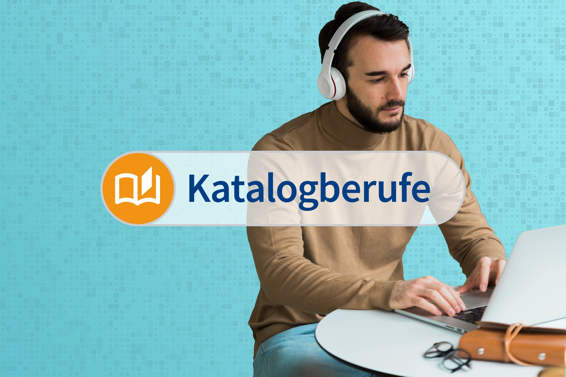 Ein Mann sitzt an einem Tisch und schreibt auf einer Laptop-Tastatur. Er trägt einen Kopfhörer über den Ohren. Ein Schriftzug vor dem Bild trägt das Wort "Katalogberuf".