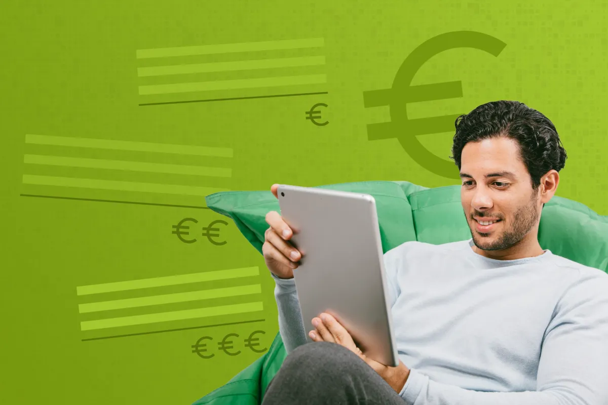Ein Mann sitzt in einem Sessel und hält ein Tablet in der Hand. Im Hintergrund Symbole für Zwischensummen.