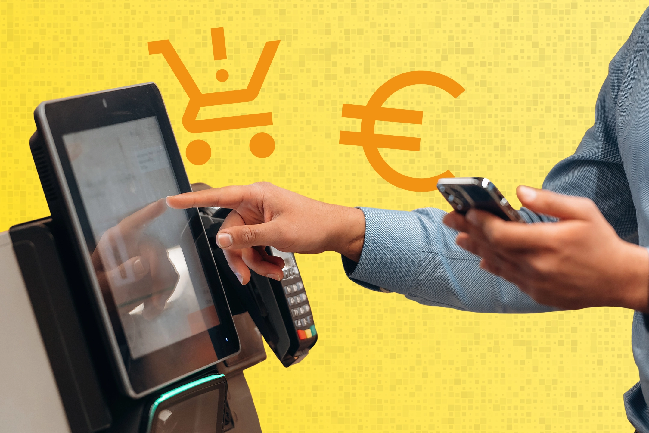 Hand bedient Self-Checkout-Terminal mit Touchscreen, daneben Smartphone; im Hintergrund Einkaufswagen- und Euro-Symbol auf gelbem Hintergrund