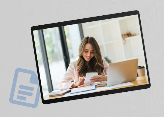 Bild von einer junger Frau am Schreibtisch, die auf Smartphone und Laptop blickt