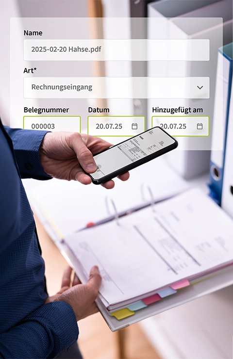 Person scannt Papierbeleg mit Smartphone – steht für das Digitalisieren und Erfassen von Dokumenten