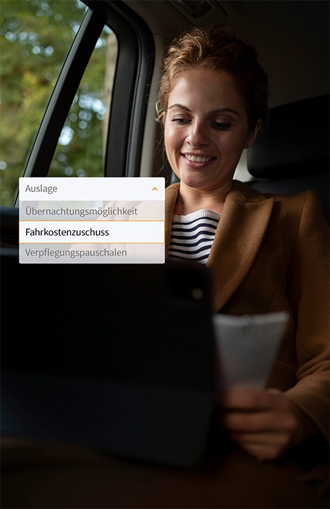 Frau im Auto mit Tablet und Beleg in der Hand, Auswahlmenü für Fahrtkostenzuschuss eingeblendet