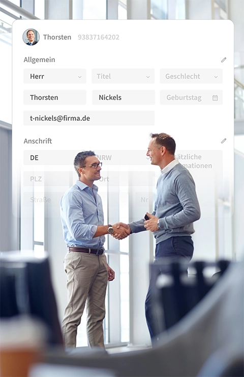 Zwei Männer beim Händeschütteln, über ihnen digitale Personalakte mit Stammdaten