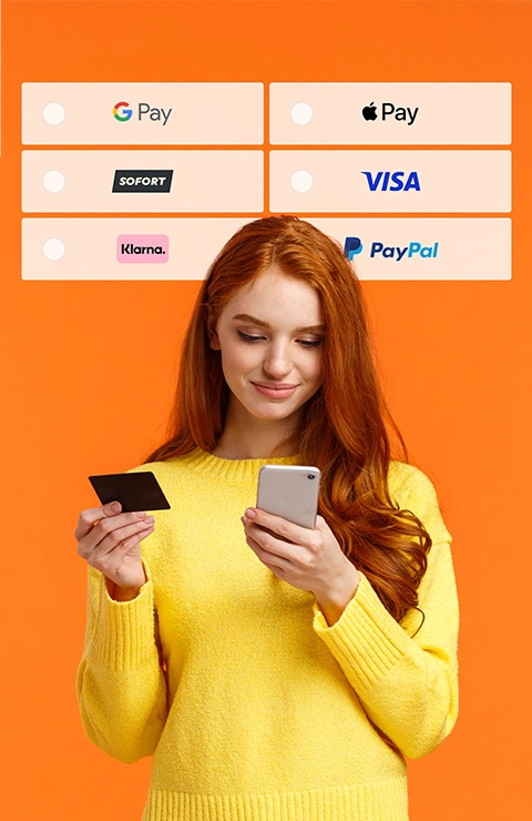 Frau mit Smartphone und Kreditkarte – zeigt gängige Online-Zahlungsmethoden wie PayPal, Apple Pay und Klarna