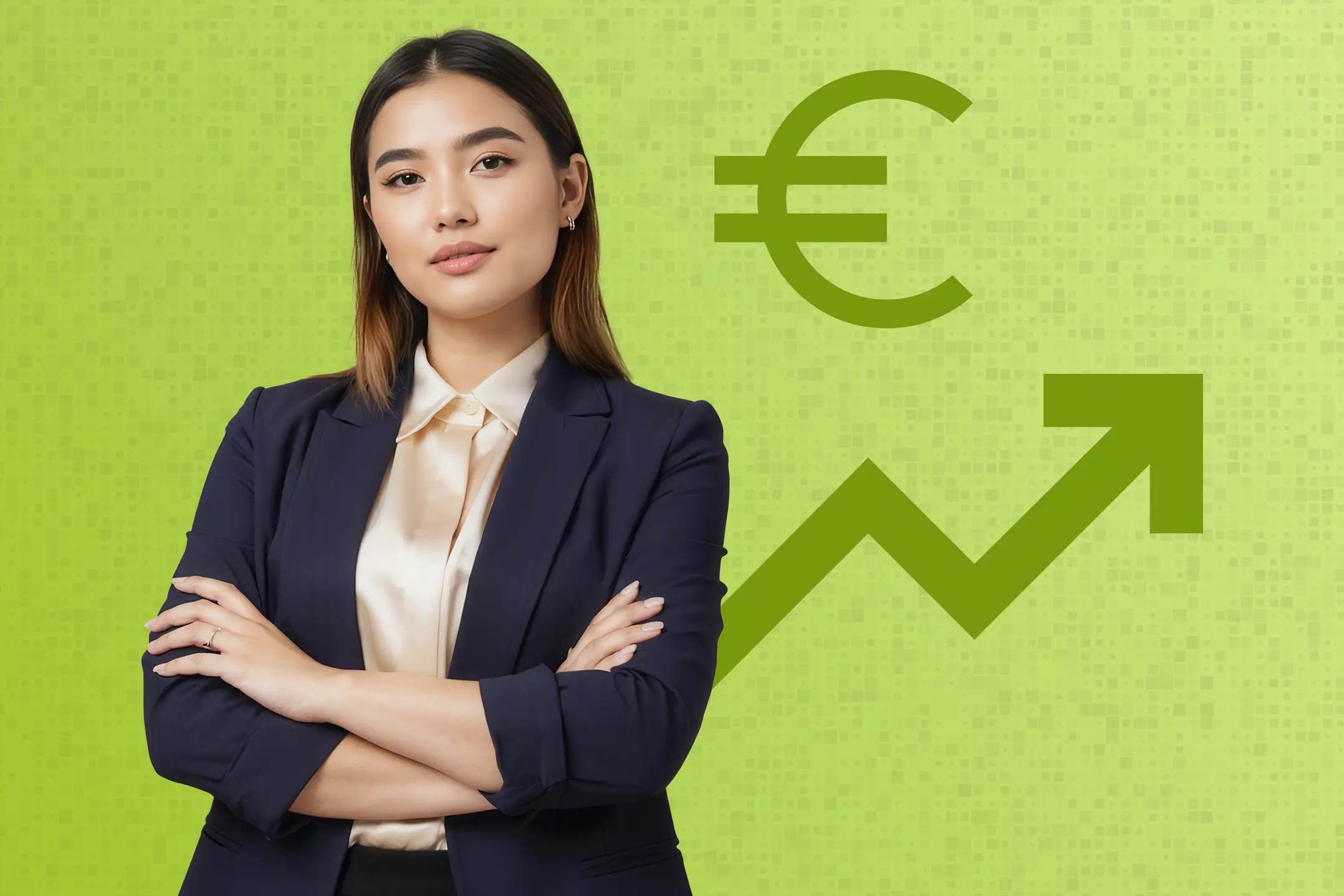 Frau im Business-Outfit steht mit verschränkten Armen vor grünem Hintergrund mit Euro- und Wachstumssymbol.