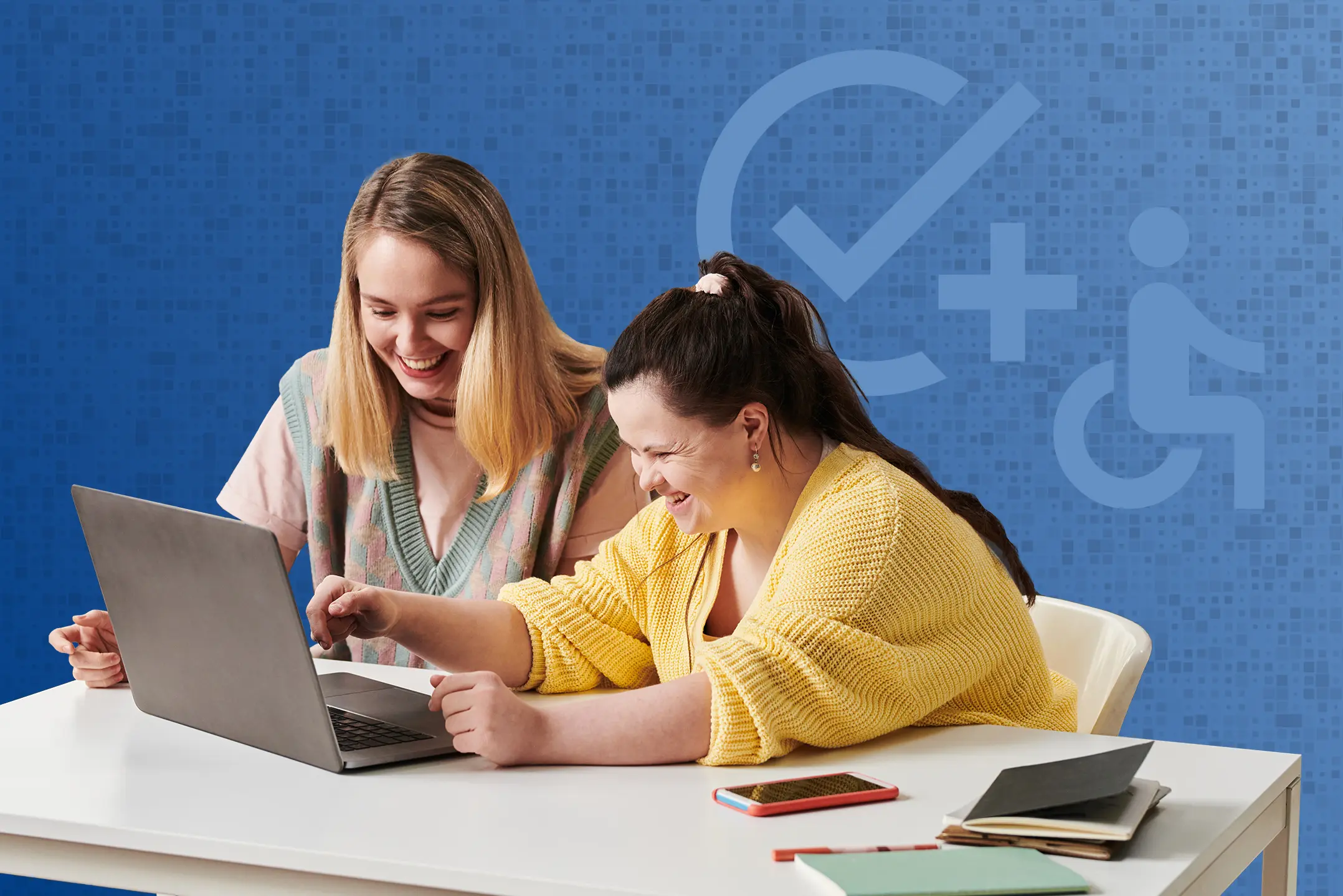 Zwei junge Frauen sitzen vor einem Laptop. Eine Frau im gelben Oberteil hat offensichtlich Down-Syndrom. Im Hintergrund sind die Symboliken eines Rollstuhls und eines Check-Hakens erkennbar.