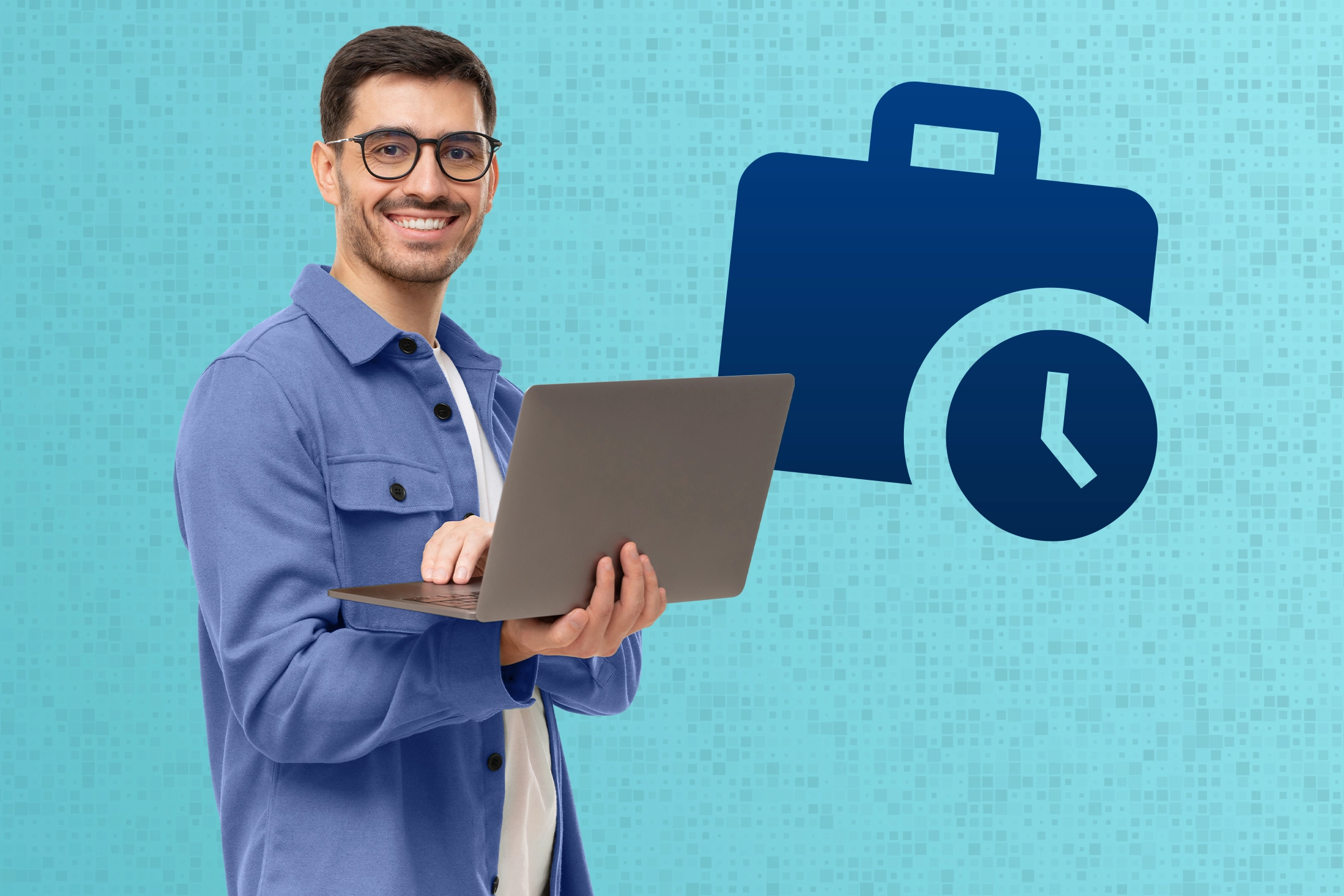 Ein junger Mann mit dunklen Haaren, Brille und einem blauen Hemd hält ein Laptop in der Hand und lächelt. Im Hintergrund ist ein dunkelblaues Symbol mit einem Aktenkoffer und einer Uhr zu sehen. Der Hintergrund ist hellblau mit digitalem Muster.