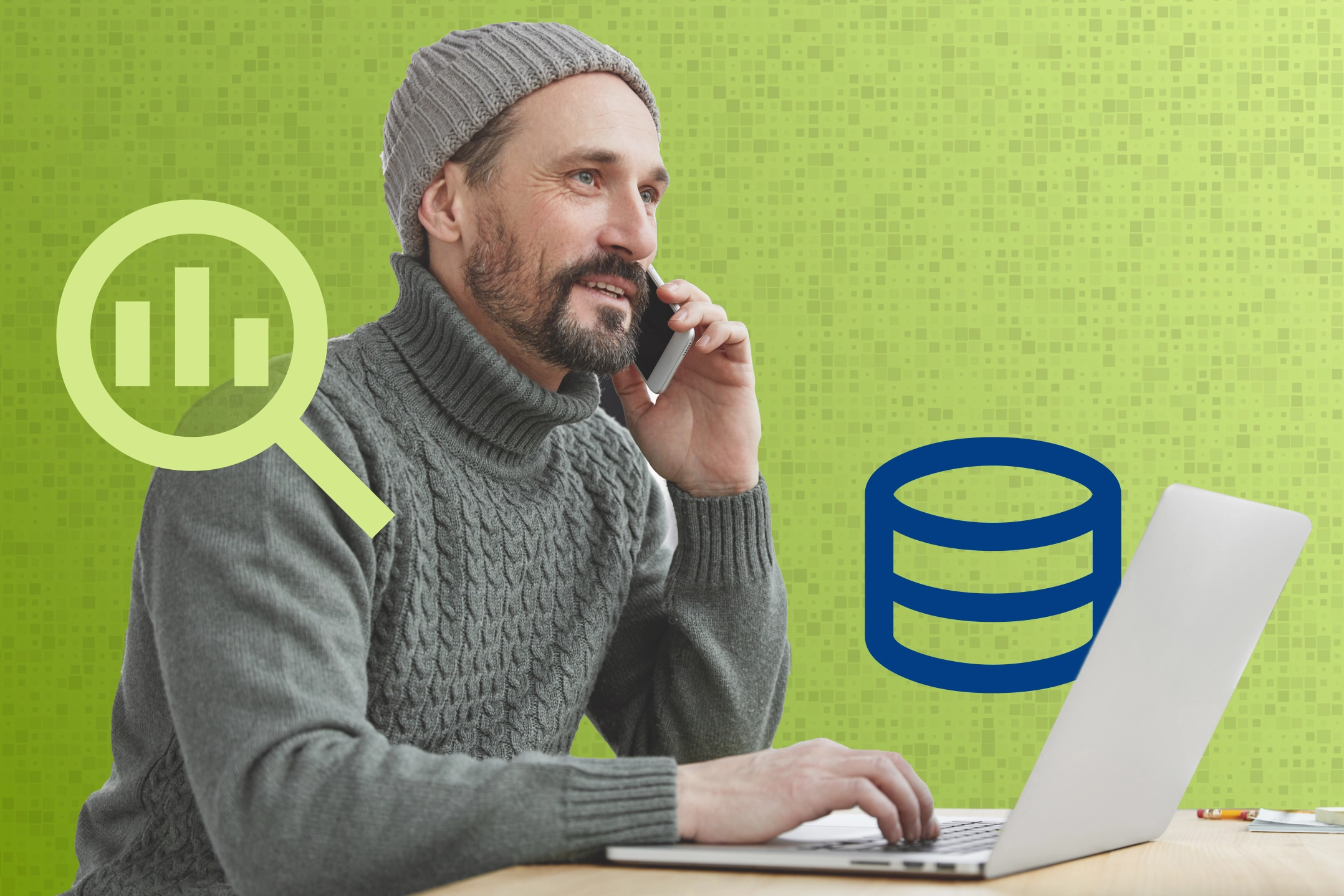 Ein Mann in einem grauen Pullover und Mütze spricht am Handy und arbeitet am Laptop. Auf dem Laptop-Bildschirm ist eine Datenbank-Ikone und ein Diagramm-Symbol sichtbar.