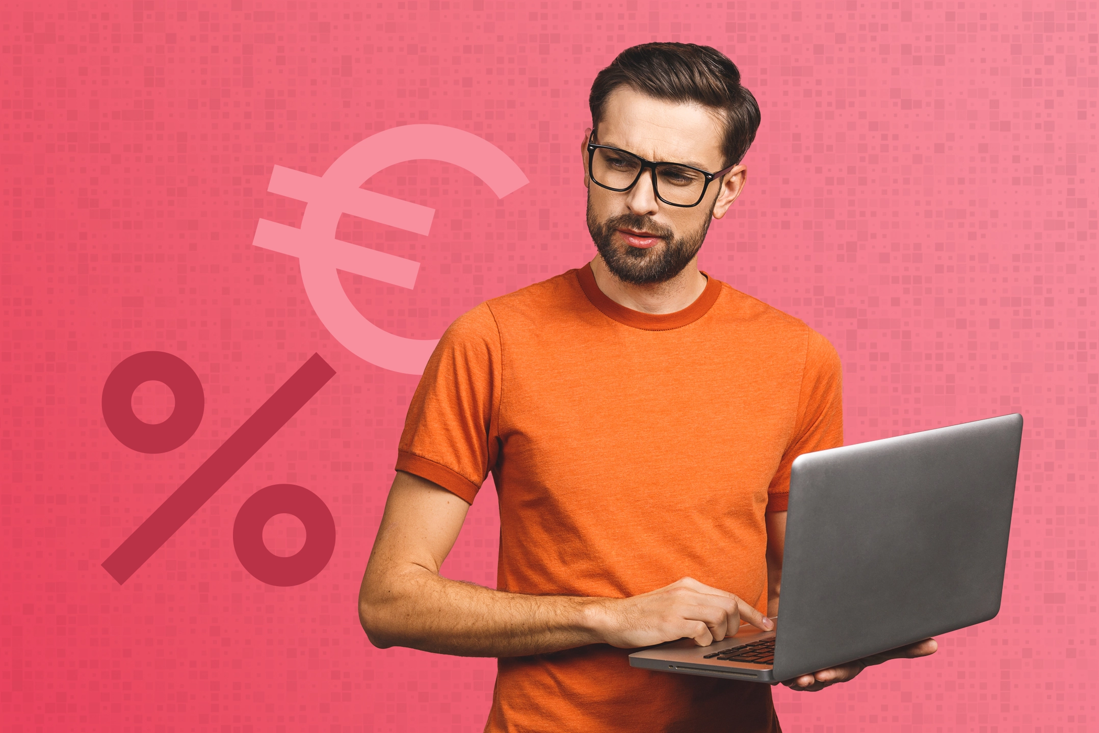 Ein Mann mit dunklem Haar, Bart und Brille trägt ein orangefarbenes T-Shirt und hält ein silbernes Laptop in den Händen. Er schaut nachdenklich auf den Bildschirm. Im Hintergrund ist ein großes, hellrosa Euro-Zeichen (€) mit einem Prozent-Symbol (%) auf einer strukturierten rosa Fläche zu sehen.