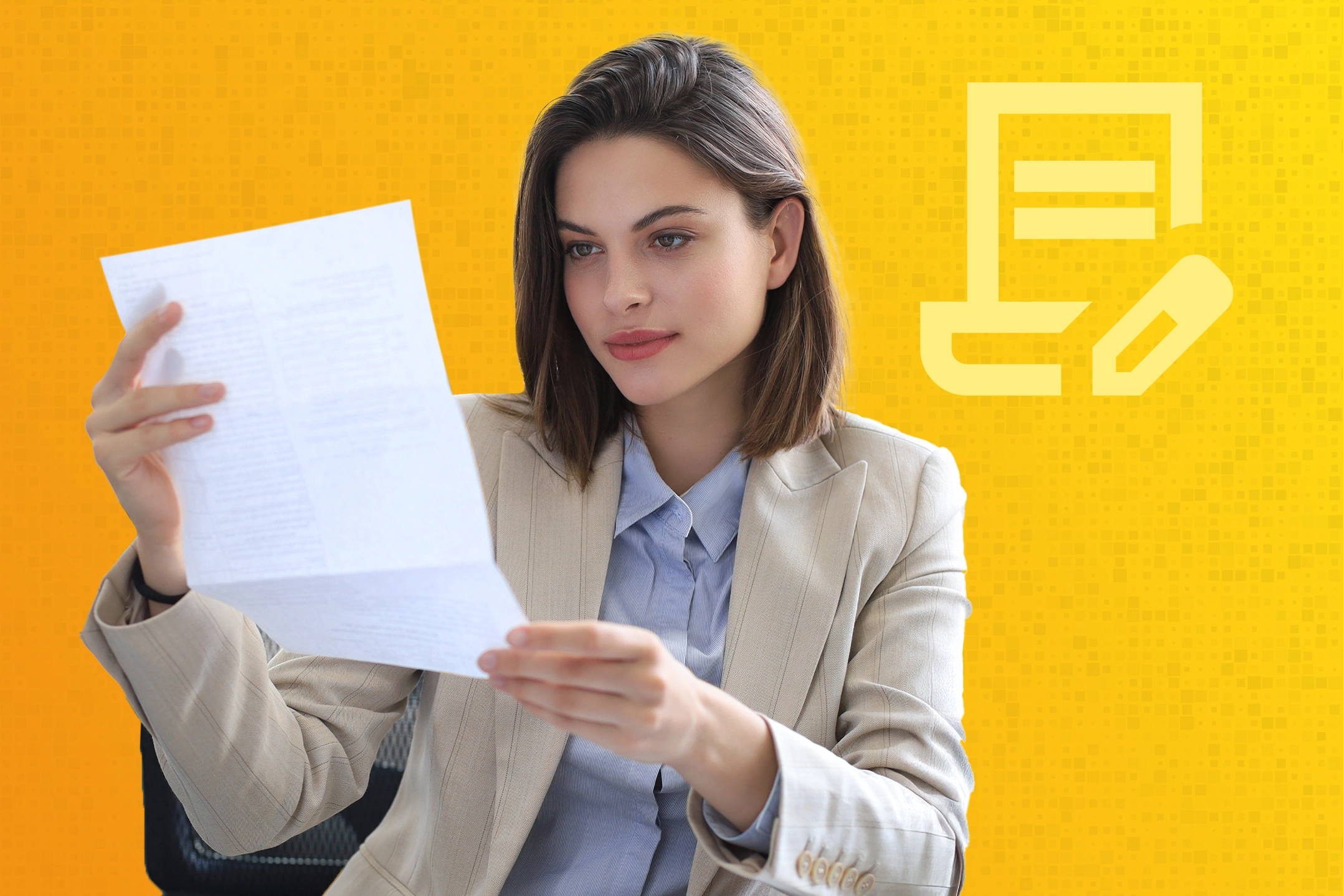 Frau im Business-Outfit liest konzentriert ein Blatt Papier vor gelbem Hintergrund mit Dokumentsymbol.