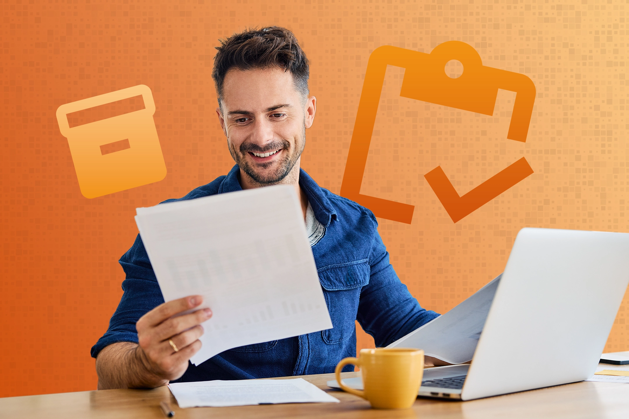 Ein lächelnder Mann mit kurzem dunklem Haar und einem blauen Jeanshemd sitzt an einem Schreibtisch mit Laptop, Papier und einer Tasse Kaffee. Er hält ein Dokument in der Hand. Der Hintergrund ist orange mit einem Symbol für eine Akte und eine Checkliste in hellem Orange.