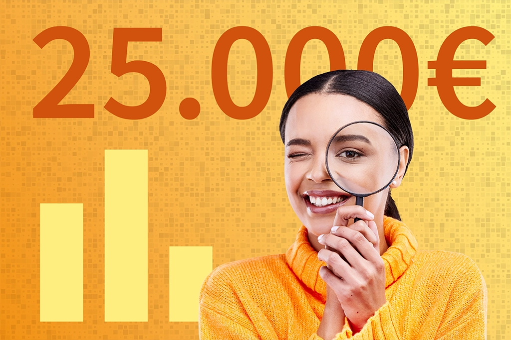 Eine lächelnde Frau mit dunklen Haaren trägt einen orangefarbenen Pullover und hält eine Lupe vor ihr Auge. Im Hintergrund steht „25.000 €“ mit einem Balkendiagramm auf einer strukturierten orangefarbenen Fläche