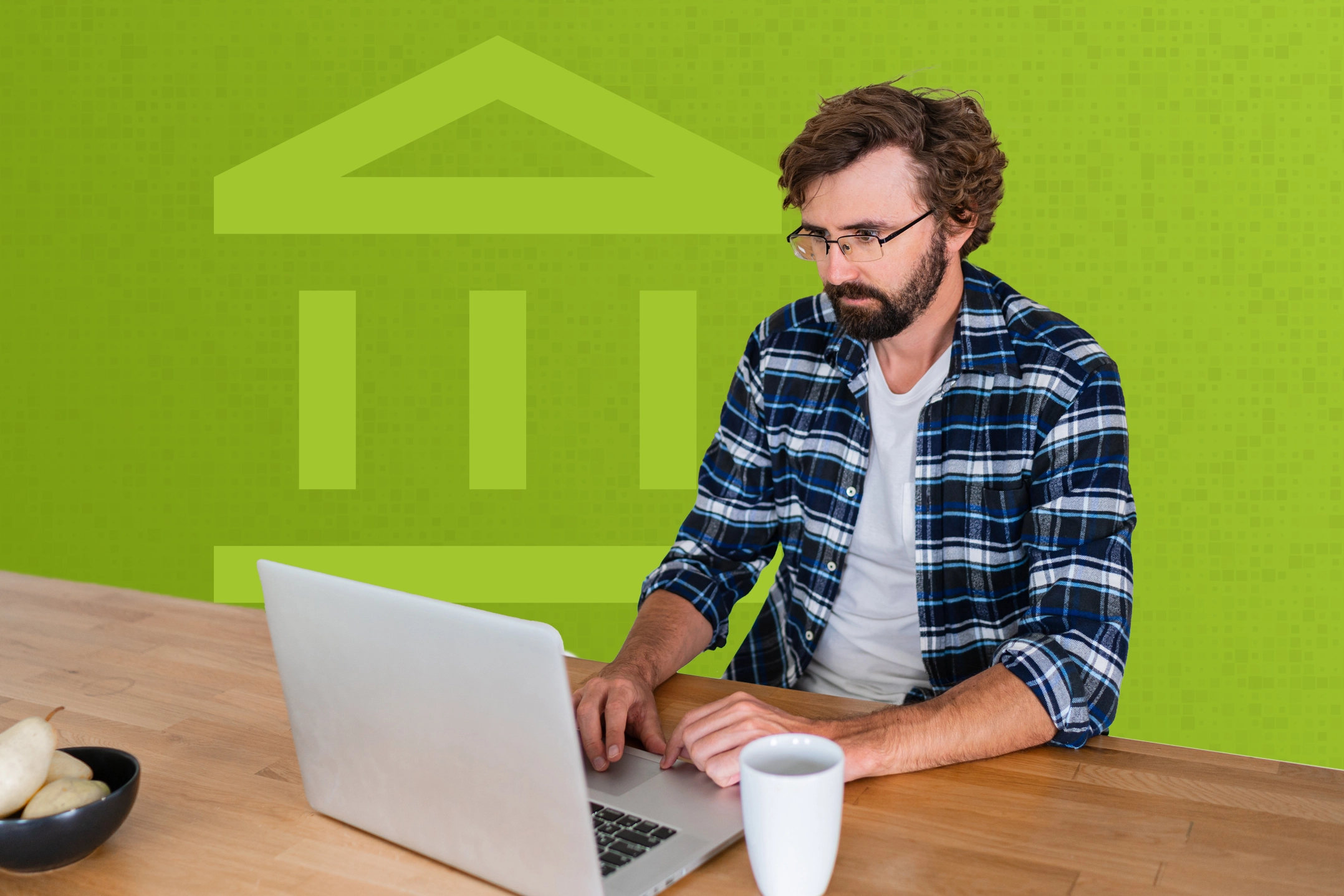 „Ein Mann mit Brille und Bart sitzt an einem Holztisch und arbeitet an einem Laptop. Neben ihm steht eine weiße Tasse, im Vordergrund liegt eine Schale mit Obst. Im Hintergrund ist ein großes, stilisiertes Symbol eines Regierungs- oder Bankgebäudes auf grünem Hintergrund zu sehen.