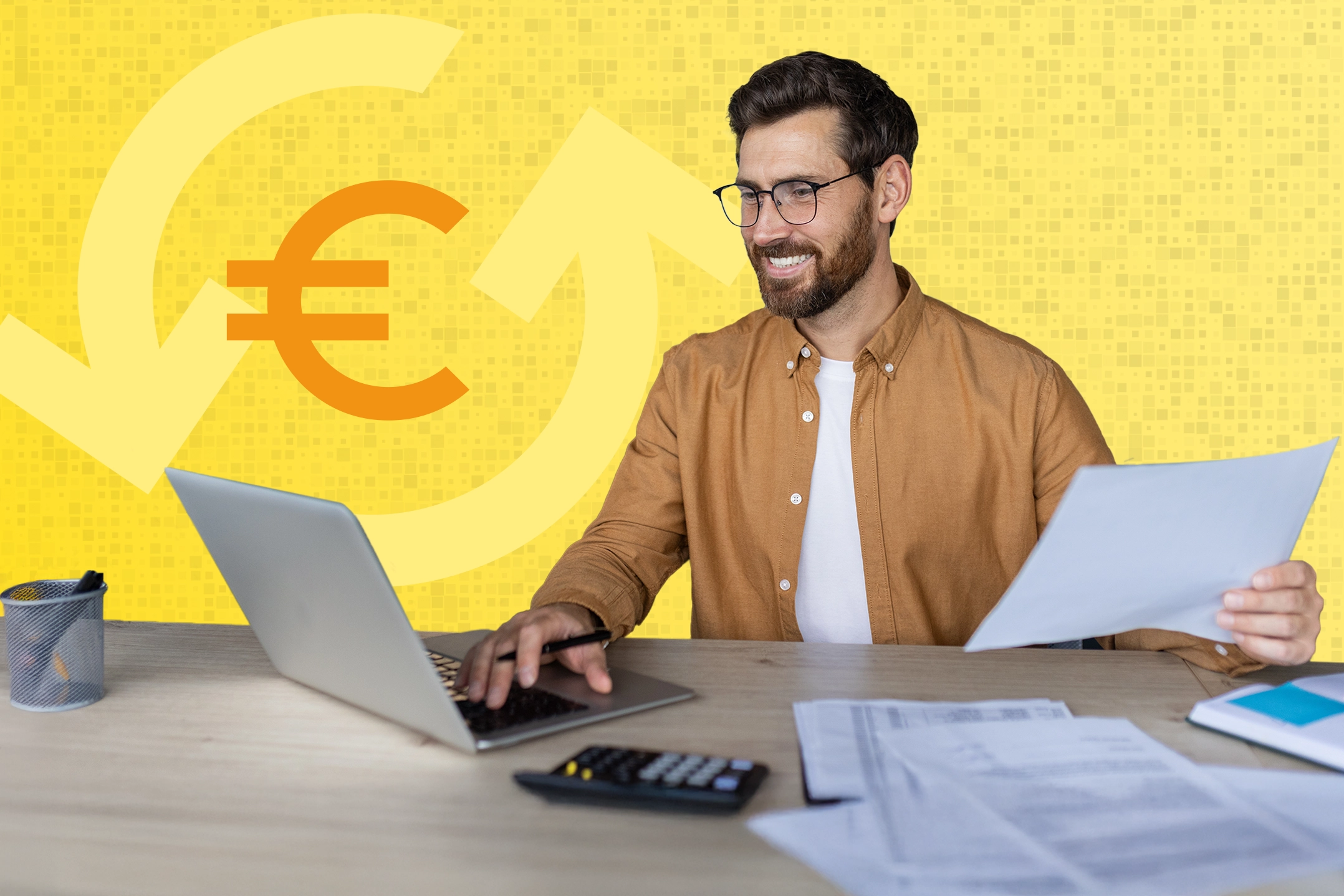 Ein Mann mit Bart und Brille sitzt lächelnd vor einem Notebook. Im Hintergrund ein Euro-Symbol wie eine rotierender Pfeil.
