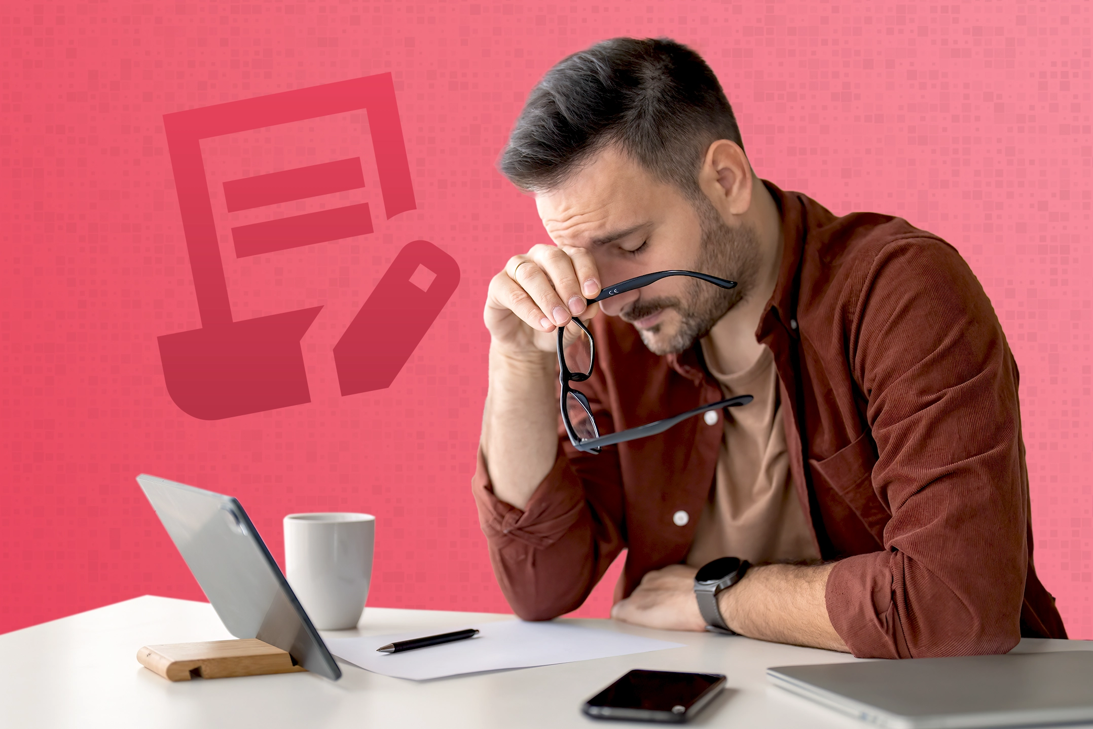 Ein Mann mit kurzen dunklen Haaren, Bart und einem braunen Hemd sitzt an einem Schreibtisch mit Tablet, Smartphone und einer Kaffeetasse. Er hält seine Brille mit einer Hand, während er mit der anderen Hand seinen Kopf stützt – er wirkt nachdenklich oder besorgt. Im Hintergrund ist ein stilisiertes Symbol für ein Dokument mit einem Stift in dunklem Rot auf einer strukturierten rosa Fläche zu sehen.