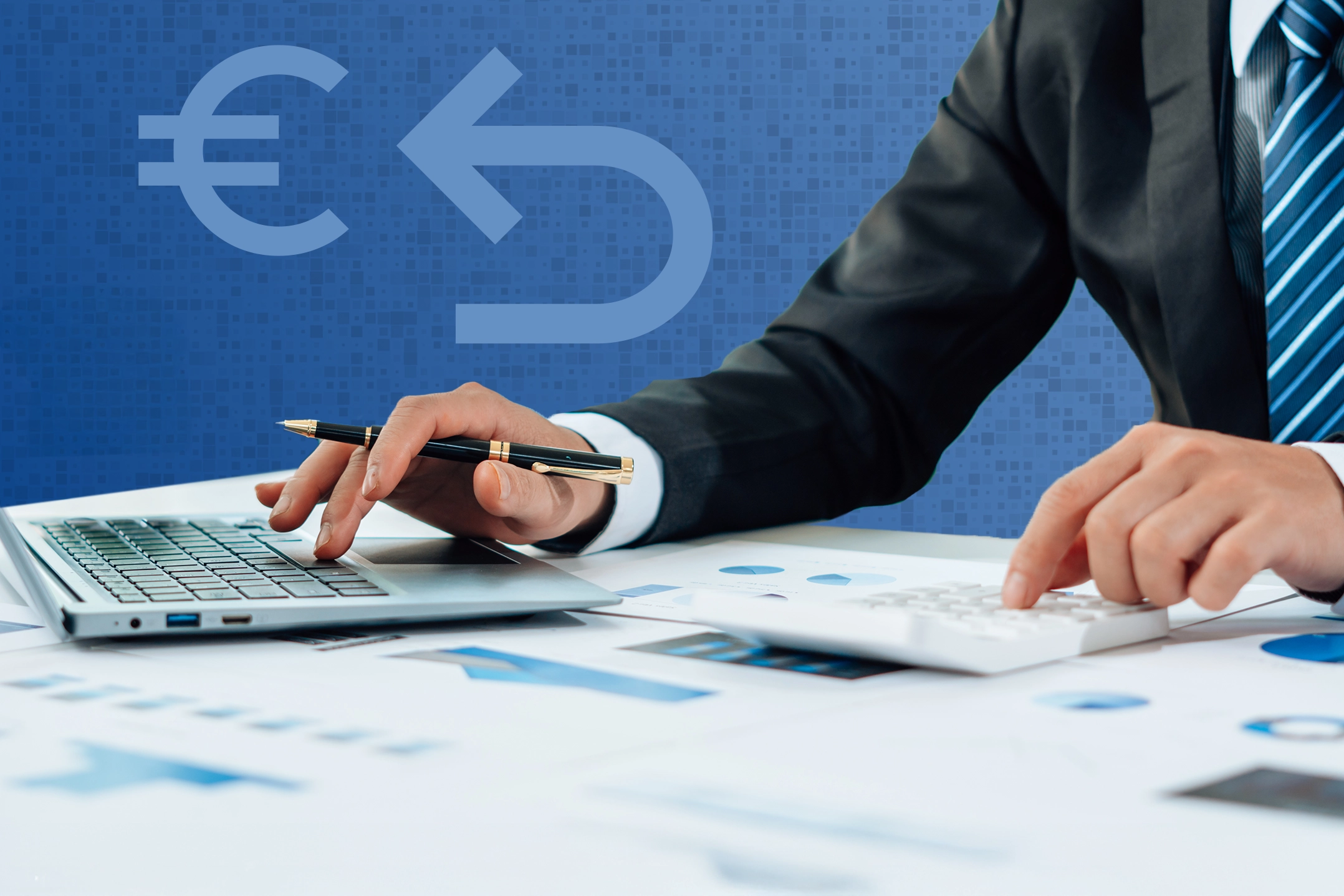 Das Bild zeigt einen Geschäftsmann, der mit einem Laptop und einem Taschenrechner arbeitet. Im Hintergrund ist ein Symbol mit einem Euro-Zeichen und einem Rückpfeil zu sehen.