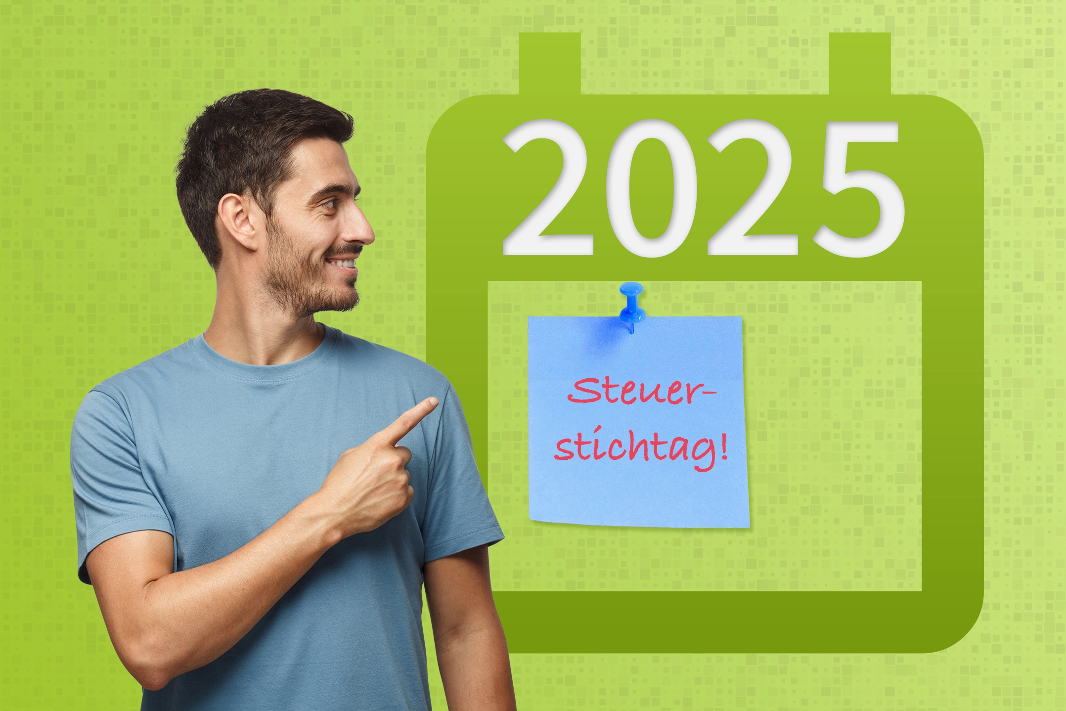 Ein Mann in einem blauen T-Shirt zeigt mit dem Finger auf einen grünen Kalender mit der Jahreszahl „2025“. Daran hängt eine blaue Notiz mit dem Schriftzug „Steuerstichtag!“.