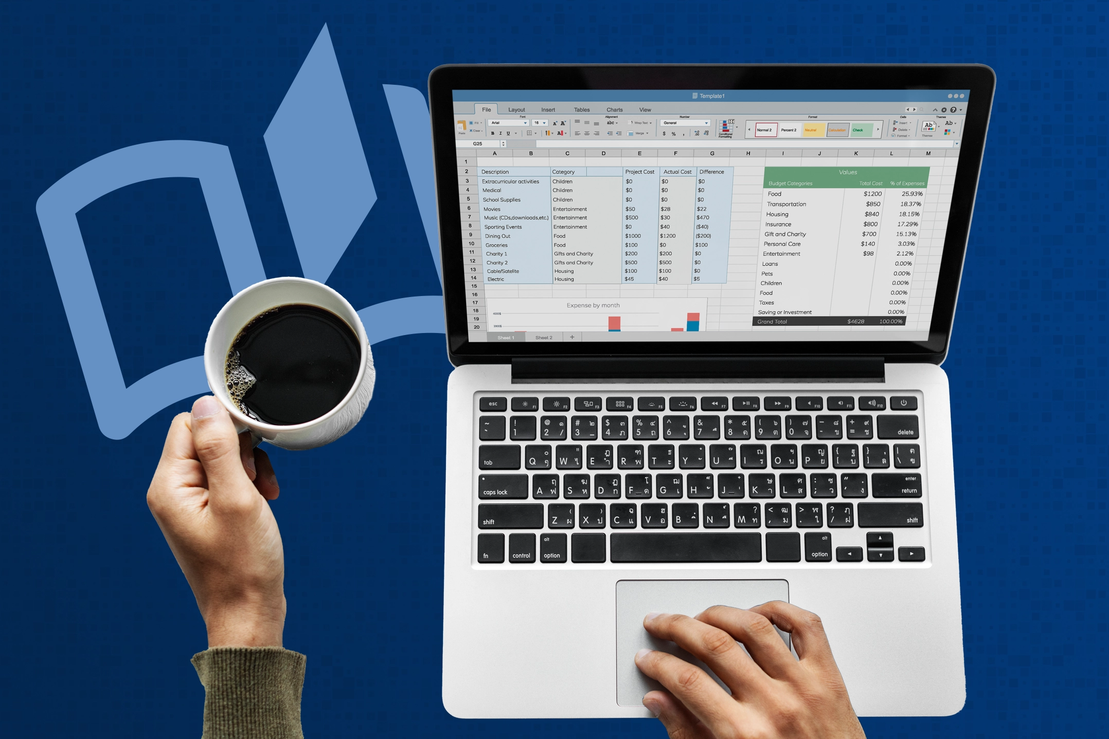 Ein Laptop mit einer geöffneten Tabellenkalkulation ist das zentrale Element. Eine Hand hält eine Tasse Kaffee, während die andere auf dem Trackpad des Laptops ruht. Im Hintergrund ist ein großes Buchsymbol zu sehen. Der Hintergrund ist dunkelblau mit einem digitalen Muster.