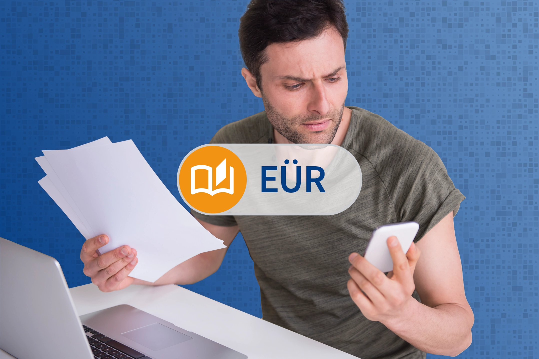 Ein Mann mit kurzen dunklen Haaren sitzt an einem Schreibtisch mit einem Laptop. In der einen Hand hält er einige Blätter, in der anderen sein Smartphone. Sein Gesichtsausdruck wirkt nachdenklich oder besorgt. Im Vordergrund steht ein Label mit „EÜR“ und einem Buchsymbol. Der Hintergrund ist blau mit einem digitalen Muster.