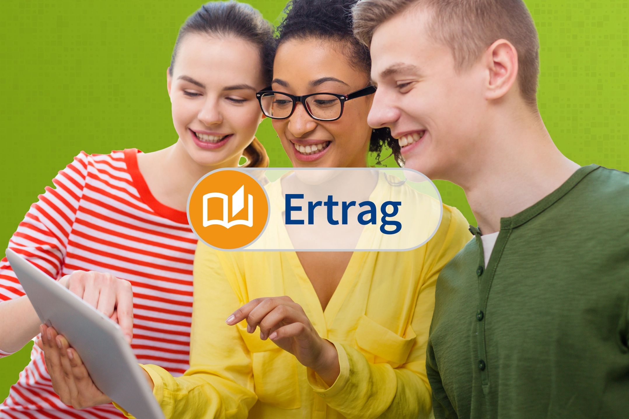 Drei junge Menschen freuen sich über ein Tablet. Hintergrund: Grün.