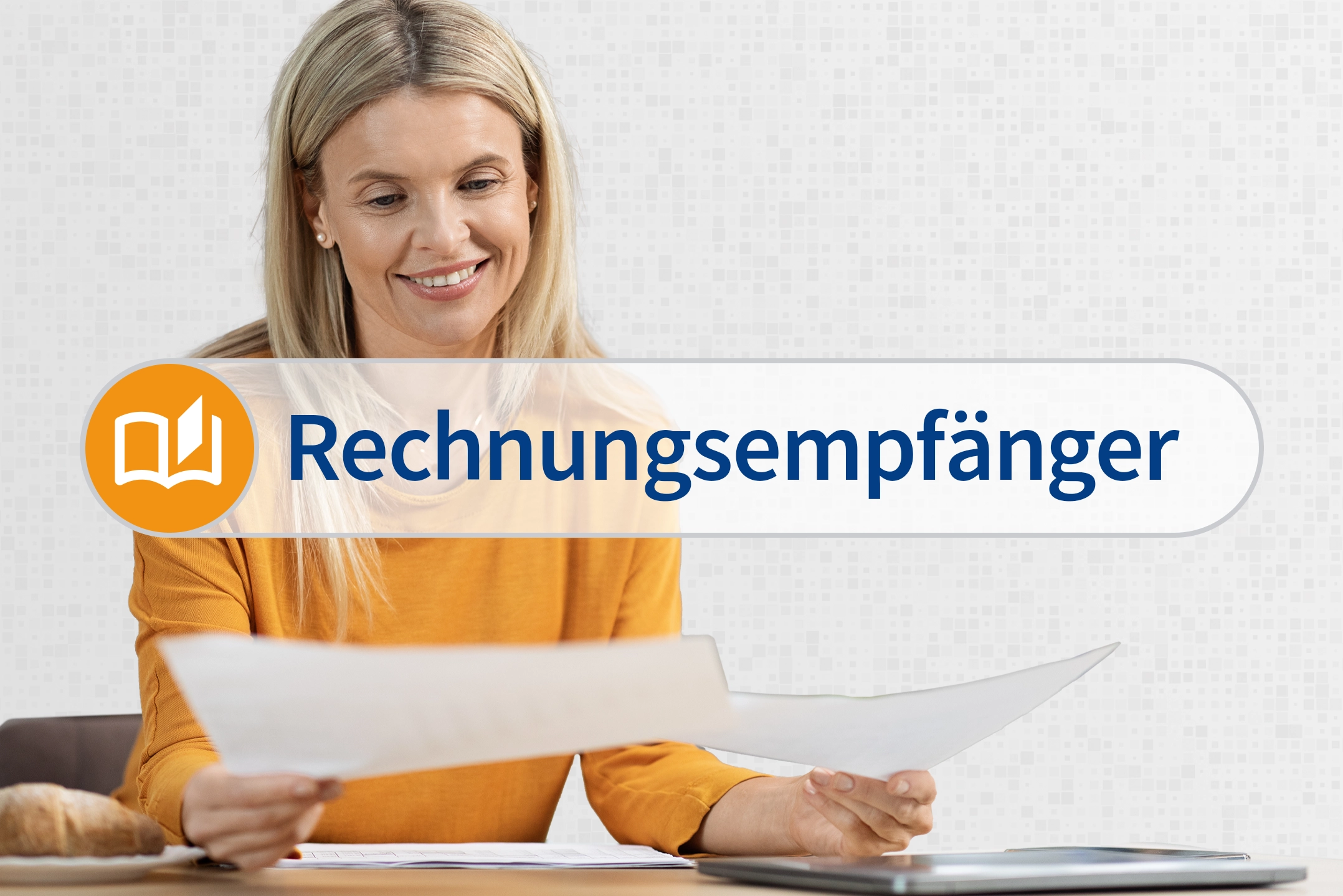 Eine blonde Frau betrachtet ein Dokument und lächelt. Hintergrund: Hell neutral.