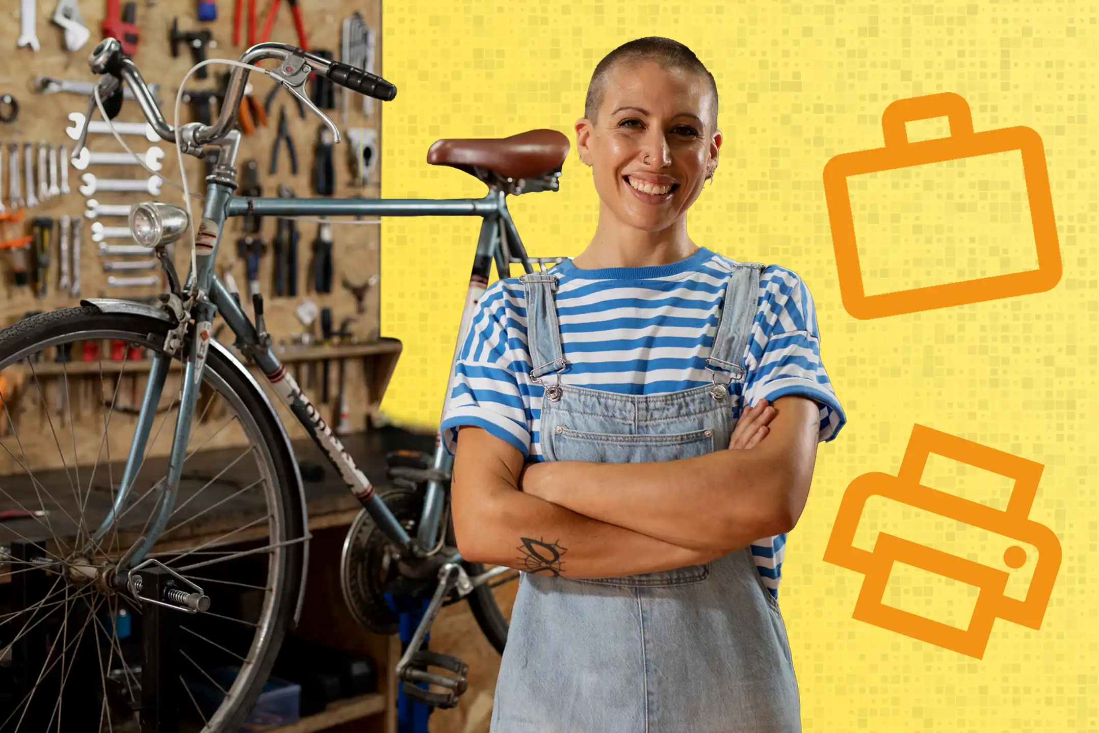 Eine lachende Frau in einer Werkstatt, im Hintergrund ein Fahrrad und Werkzeuge. Hintergrund: Gelb.