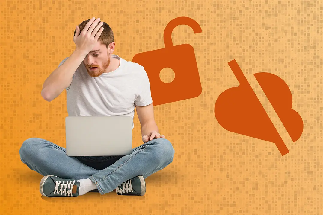 Mann sitzt mit Laptop im Schneidersitz und fasst sich verzweifelt an den Kopf, im Hintergrund Symbole für offenes Schloss und durchgestrichene Cloud.