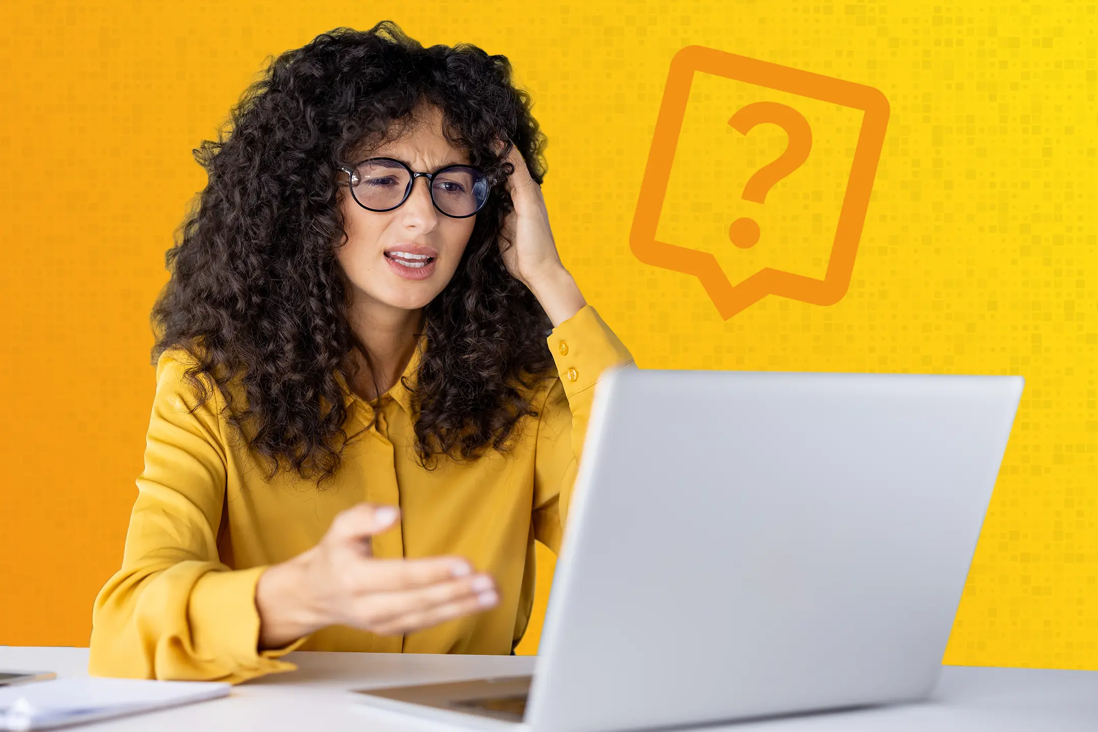 Frau mit Brille wirkt ratlos vor einem Laptop auf gelbem Hintergrund.