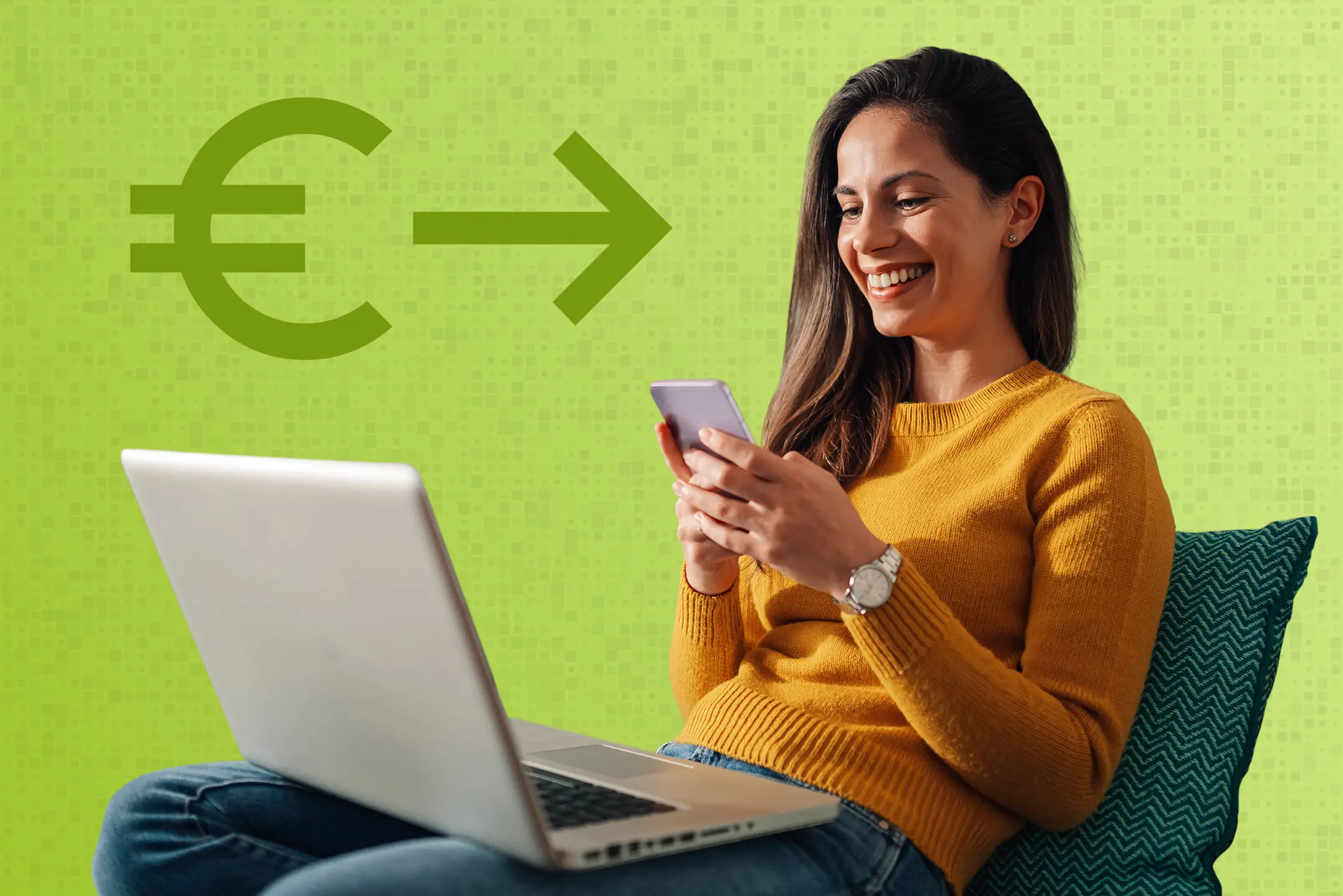Eine Frau sitzt vor ihrem Laptop und hält ein Smartphone in der Hand. Im Hintergrund ein Euro-Symbol.