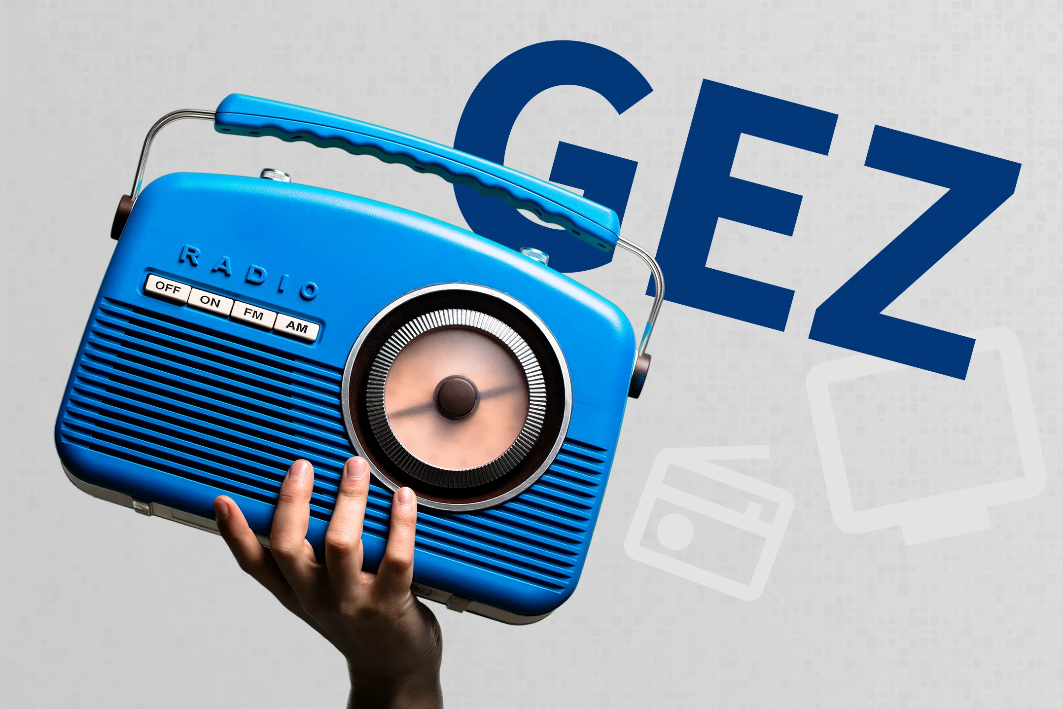 Eine Hand hält ein Radio hoch. Im Hintergrund der Schriftzug "GEZ".