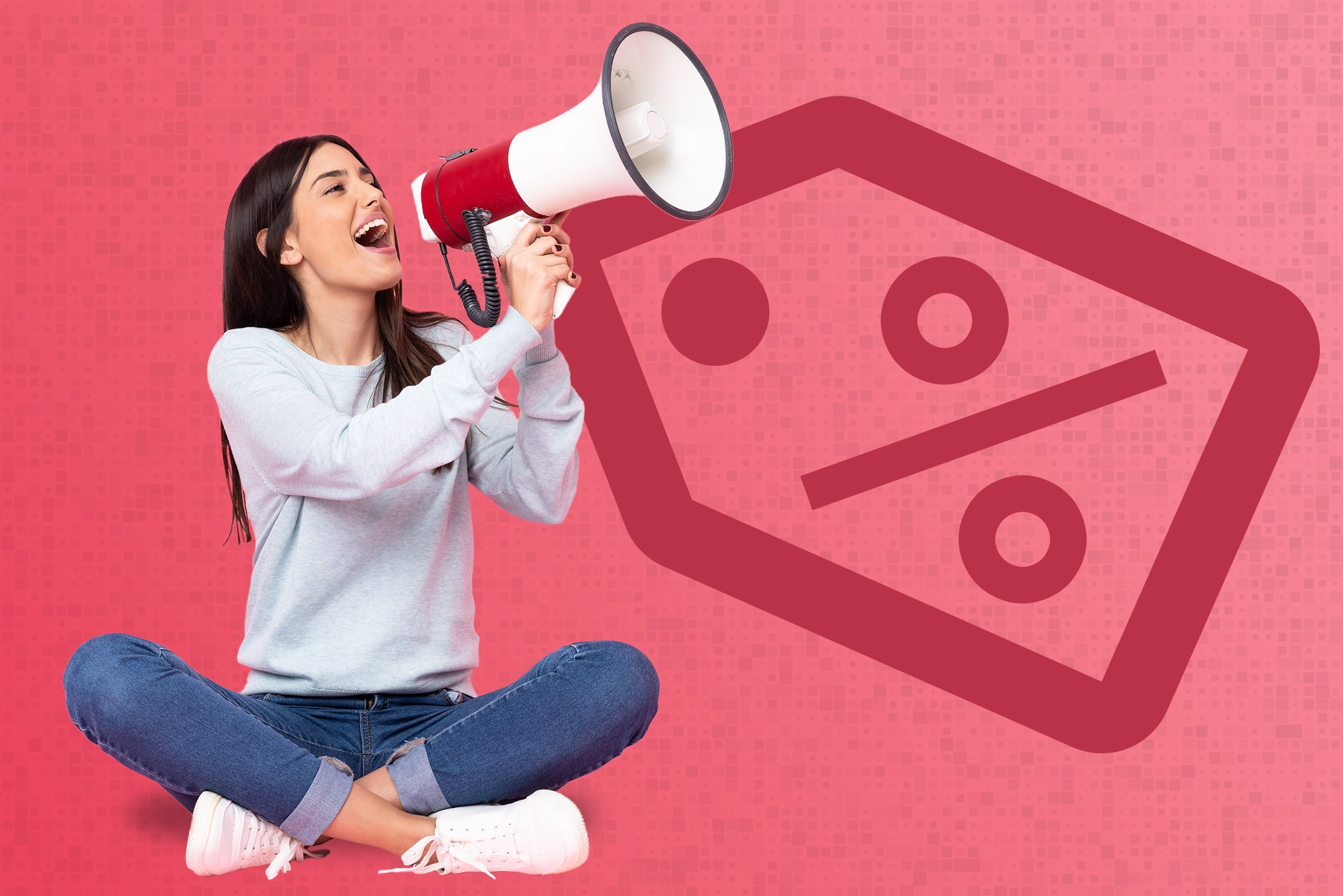 Eine Frau mit Megaphon sitzt rufend im Schneidersitz am Boden. Im Hintergrund ein Rabatt-Etikett.