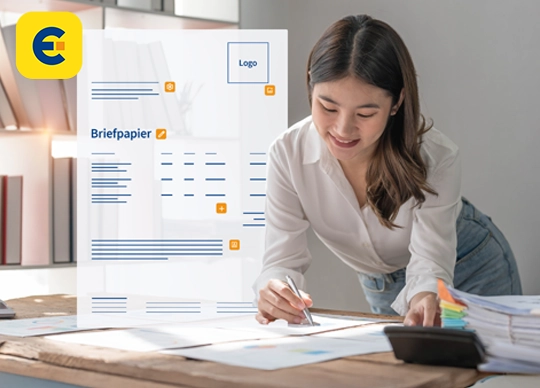 Frau am Schreibtisch mit einem stilisierten Dokument im Hintergrund – steht für individuelles Briefpapier in WISO MeinBüro Rechnungen