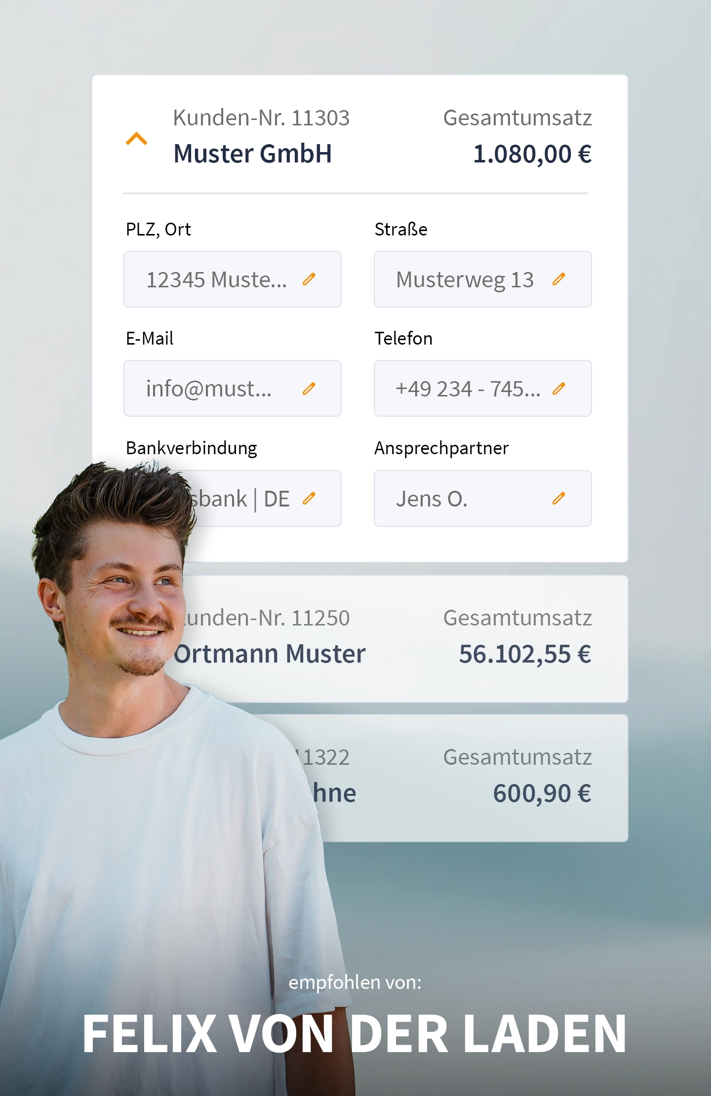 Felix von der Laden vor digitaler Kundenübersicht – zeigt die Verwaltung und Speicherung von Kundenstammdaten