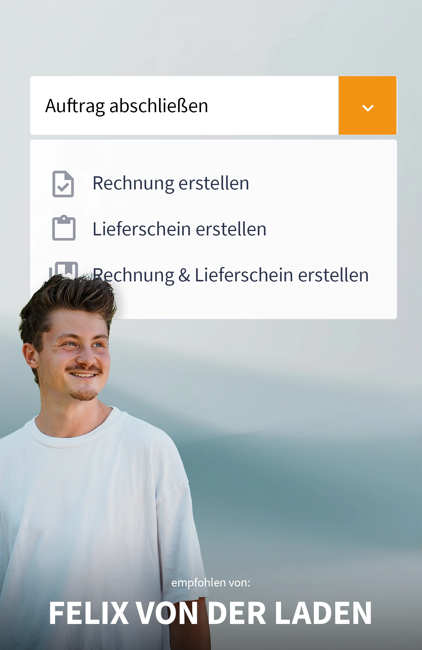 Felix von der Laden vor hellblauem Hintergrund – Symbolbild für das Umwandeln von Vorgängen ohne doppelte Dateneingabe