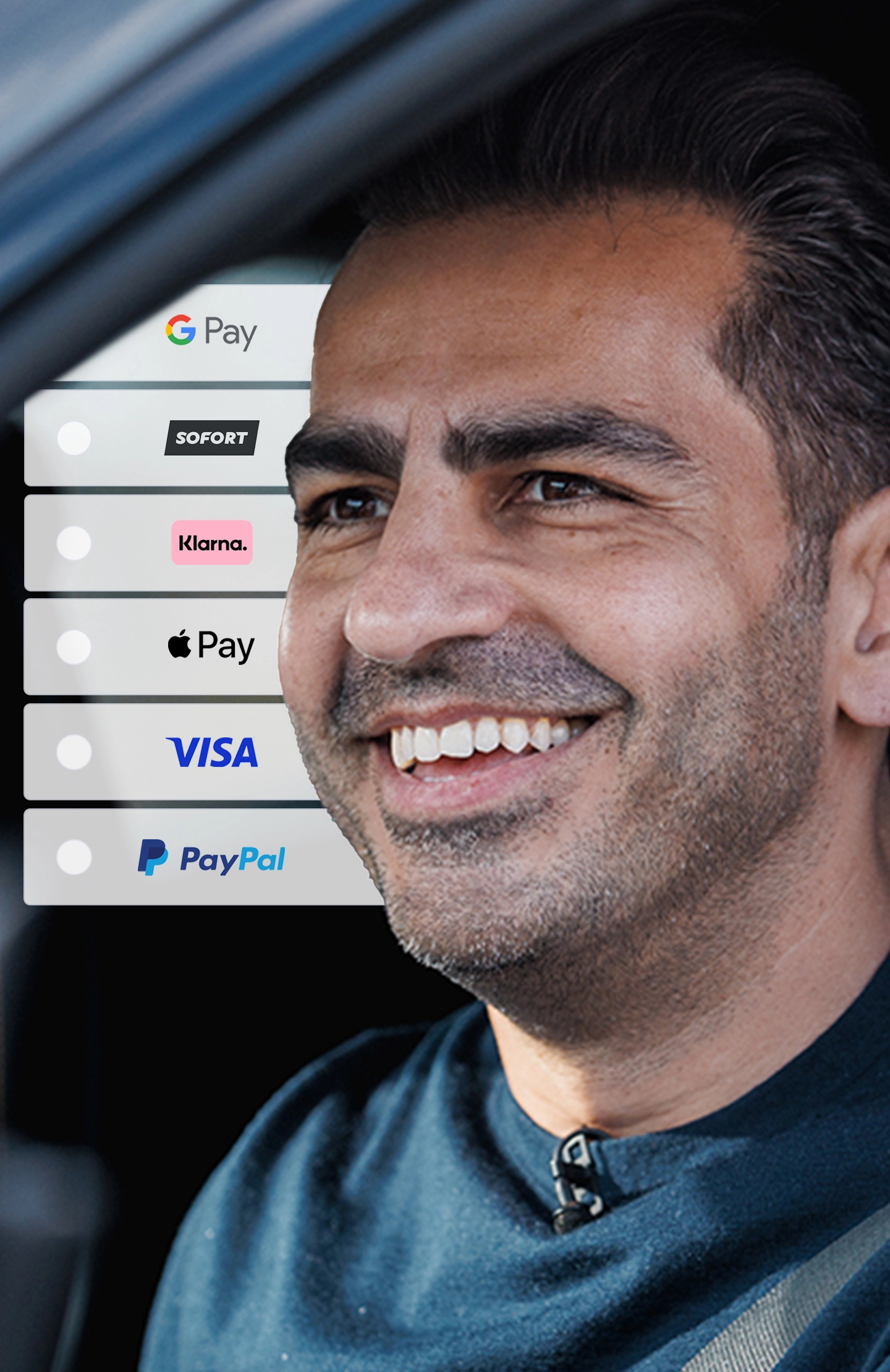 Hamid Tailormade vor Logowand – zeigt gängige Online-Zahlungsmethoden wie PayPal, Apple Pay und Klarna