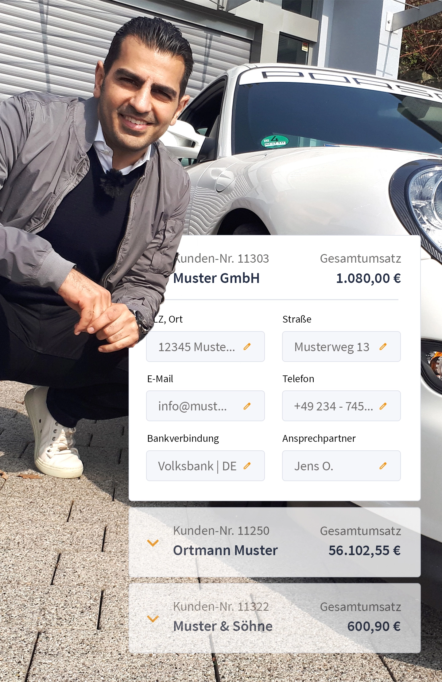 Hamid Tailormade vor digitaler Kundenübersicht – zeigt die Verwaltung und Speicherung von Kundenstammdaten