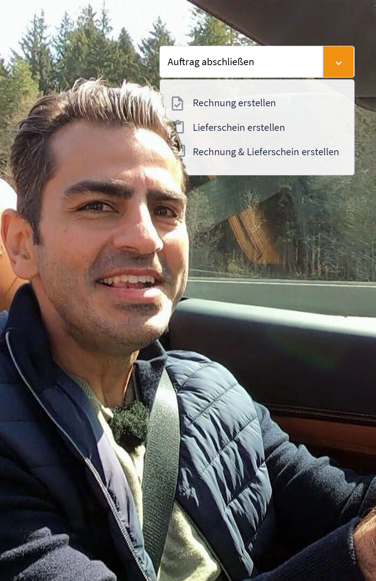 Hamid Tailormade im Auto, im Hintergrund ein Menü zur Auftragsverwaltung – steht für das Umwandeln von Vorgängen ohne doppelte Dateneingabe