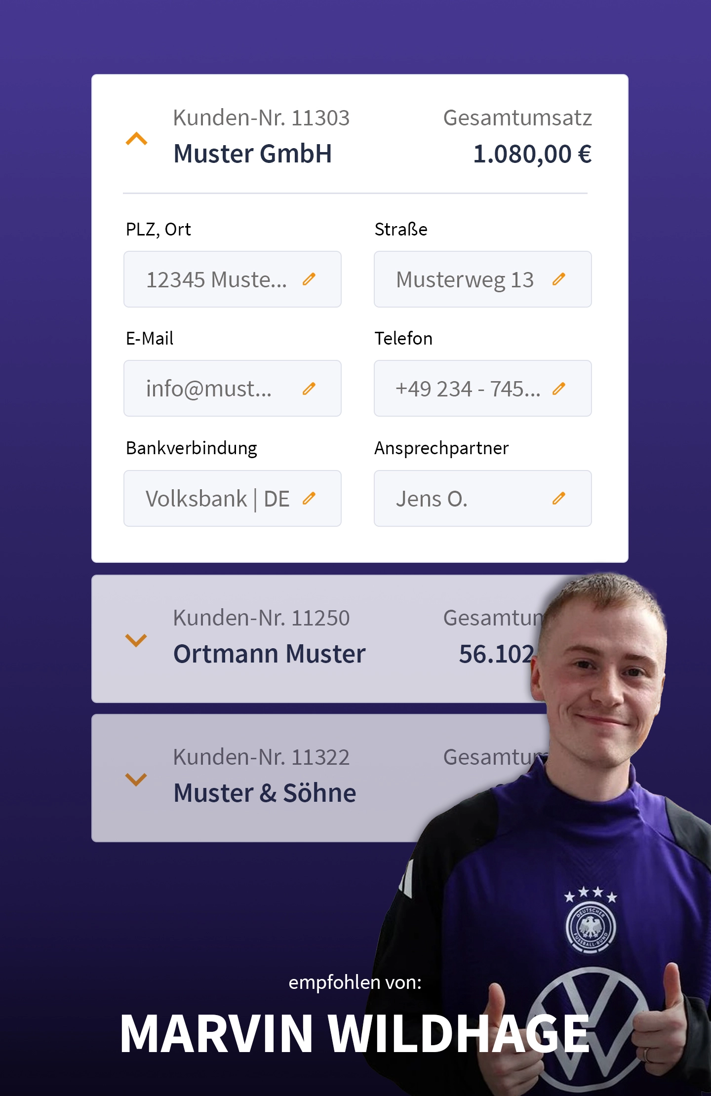 Marvin Wildhage vor digitaler Kundenübersicht – zeigt die Verwaltung und Speicherung von Kundenstammdaten