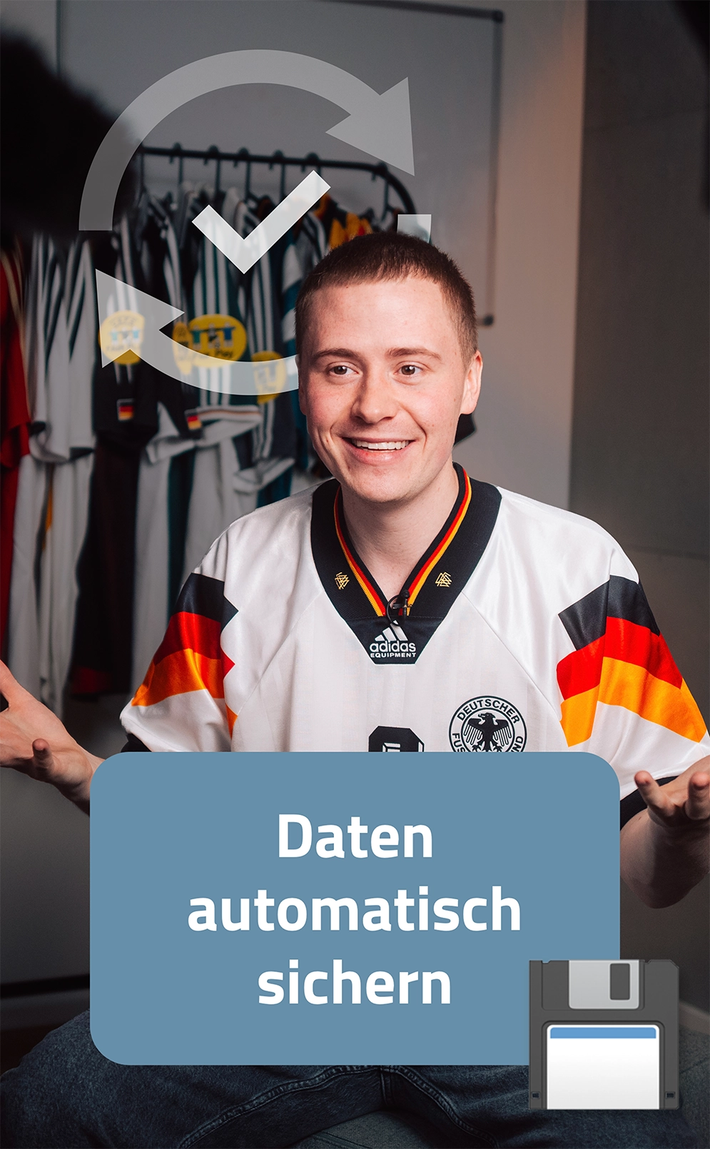 Marvin Wildhage mit Diskettensymbol – Symbolbild für automatische Software-Updates bei Online-Lösungen