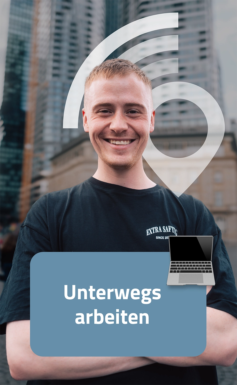 Marvin Wildhage mit WLAN-Symbol im Hintergrund – Symbolbild für das mobile Arbeiten mit einer Online-Lösung