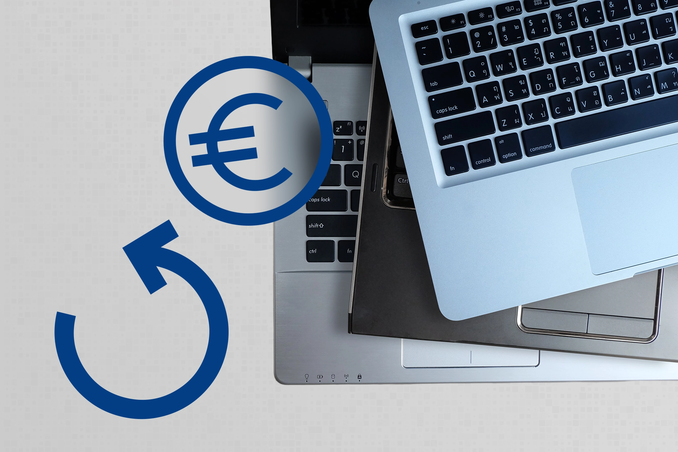 Drei aufgeklappte Laptops übereinander, daneben ein Rückpfeil und ein Eurozeichen auf grauem Hintergrund