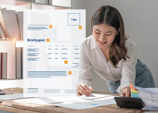 Frau am Schreibtisch mit einem stilisierten Dokument im Hintergrund – steht für individuelles Briefpapier in WISO MeinBüro