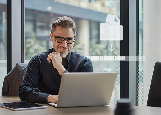 Mann am Laptop beim Import von Daten in WISO MeinBüro