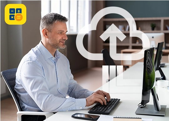 Mann am Schreibtisch mit Cloudsymbol im Hintergrund