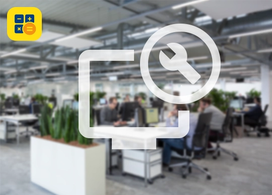 Mann richtet Netzwerkverbindung an einem Bürocomputer ein