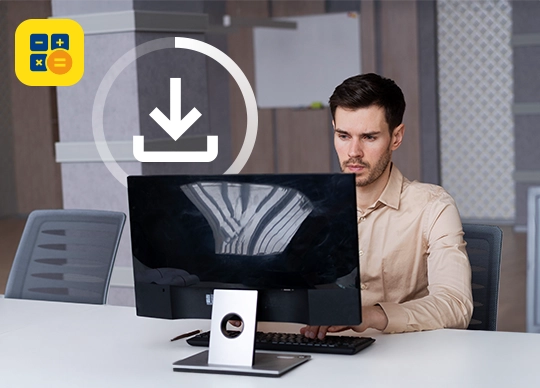 Mann sitzt konzentriert vor einem Windows-PC mit Download-Symbol