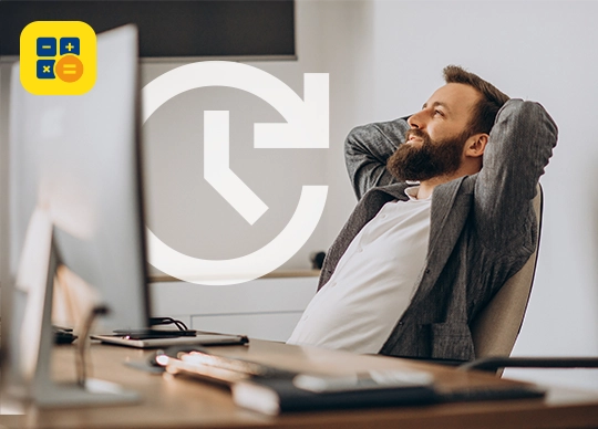 Mann lehnt sich entspannt im Bürostuhl zurück, im Vordergrund ein Uhr-Symbol für Updates