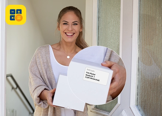 Frau an Haustür hält Paket mit Adressetikett in Nahaufnahme